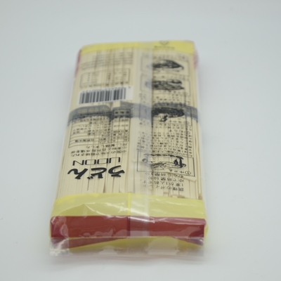 400g ιαπωνικά νουντλς Udon Soba ύφους ξηρά γύρω από το άσπρο χρώμα μορφής