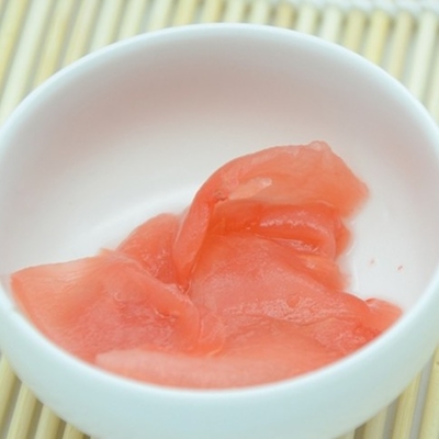 Ρόδινη παστωμένη πιπερόριζα σουσιών 1kg με τη μικρή συσκευασία